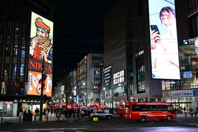 繁華街・すすきので起きた火災の消火活動のため、交差点が通行止めになった=2024年11月26日午後4時37分、札幌市中央区南5条西3丁目、角野貴之撮影