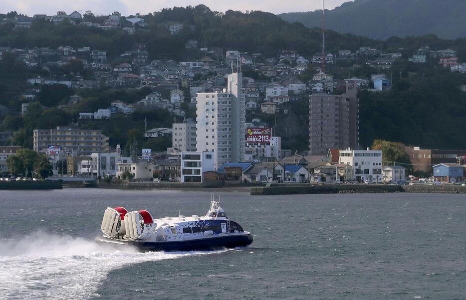 大分県の別府湾を周遊するホーバークラフト＝30日午後