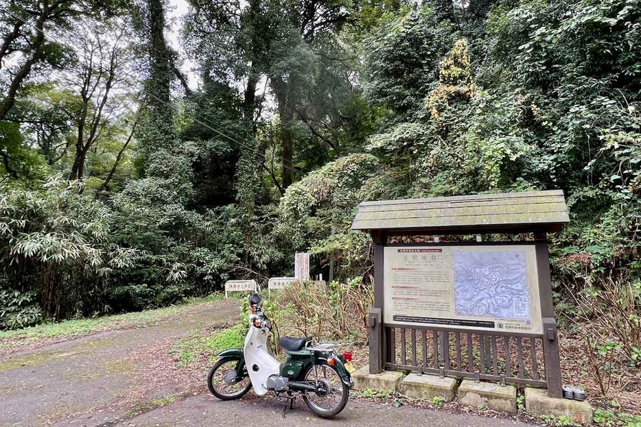 広い駐車場にバイクを停めて「笠間城跡」の散策開始。現地に設置された解説板には城の概要が記され、縄張り図もあるので山城の姿をイメージしやすい