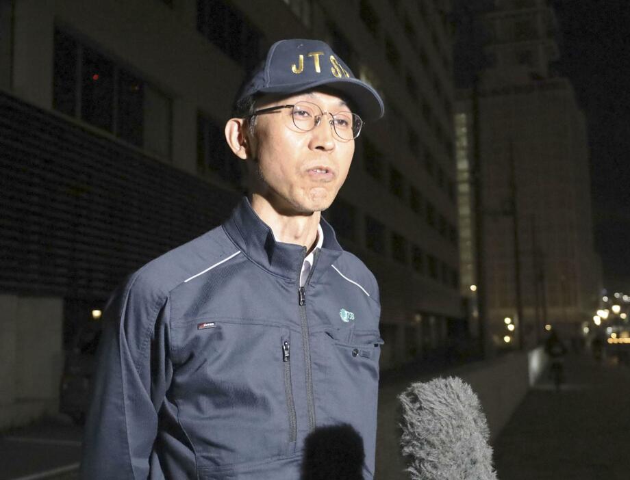 取材に応じる運輸安全委員会の北原政和船舶事故調査官＝24日夜、神戸市