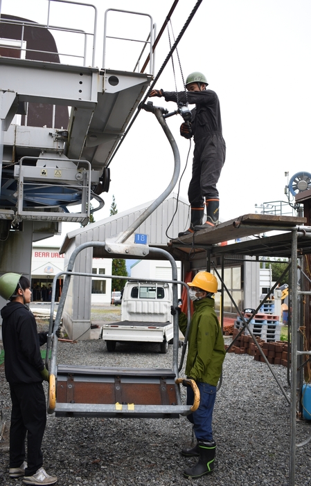 取り付けられるリフトの座席=岡山県真庭市で