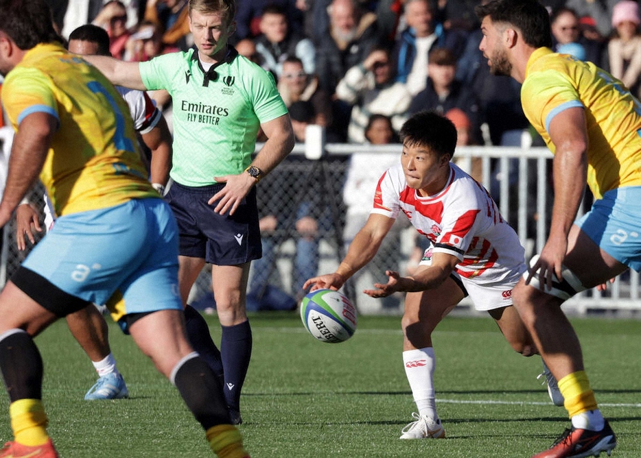 ＜日本・ウルグアイ＞パスを出す斎藤　　（C）JRFU