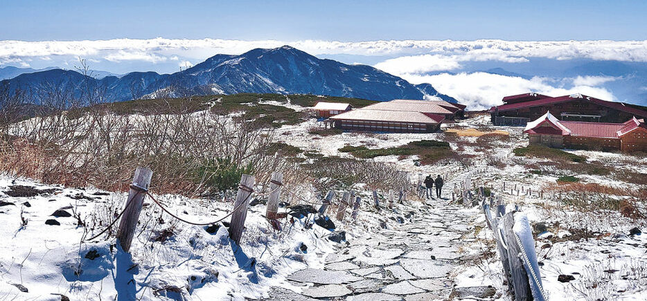 雪に覆われ始めた白山の室堂周辺＝７日午前１１時半（宮下さん撮影）