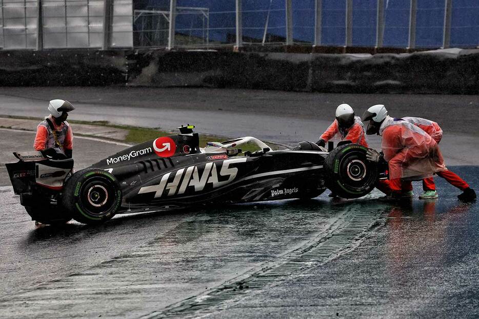 2024年F1第21戦サンパウロGP　ターン1でスピンしたニコ・ヒュルケンベルグ（ハース）。マーシャルの手によってコースに戻されたが、競技規則違反により失格になった