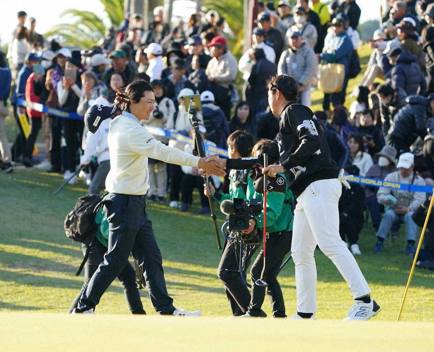 ＜カシオワールドOP・第3日＞18番、ホールアウトし、同伴組の山田大晟（右）と握手する石川遼（撮影・井垣　忠夫）