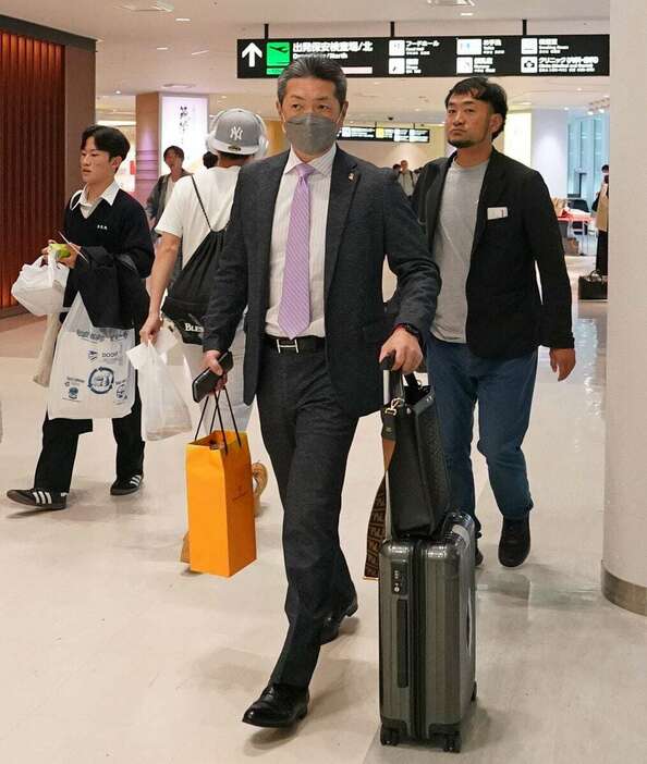 横浜へ移動するソフトバンク・小久保裕紀監督＝福岡空港（撮影・沢野貴信）