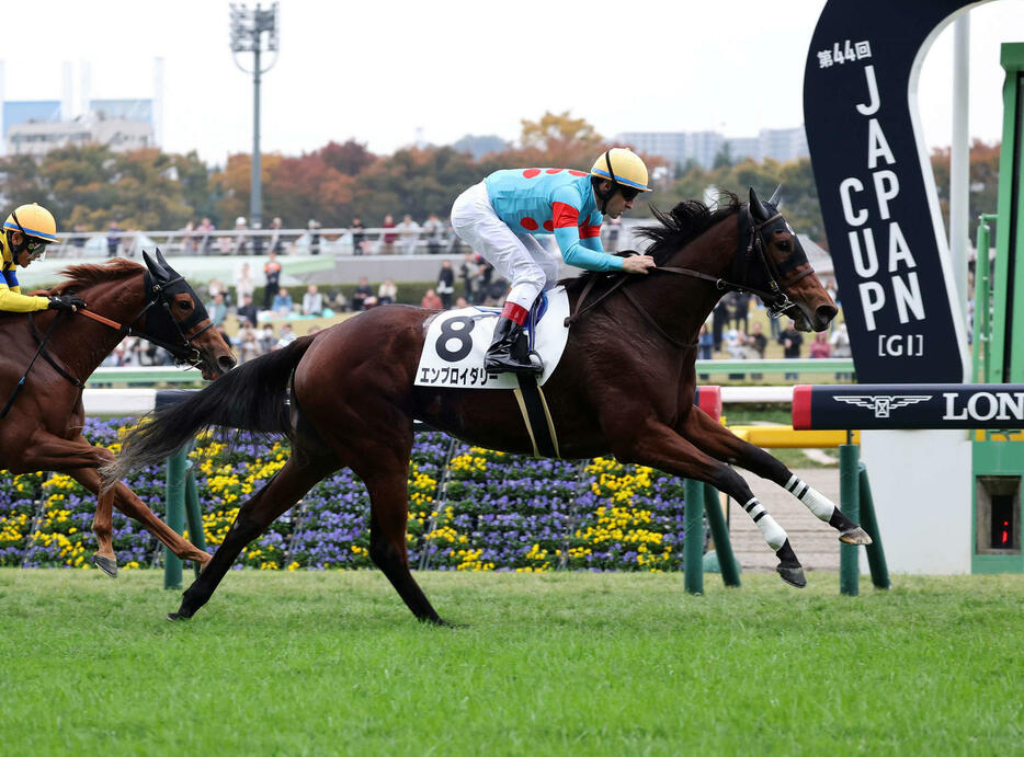 東京6R 2歳1勝クラスを制したエンブロイダリーとC・ルメール騎手（撮影・鈴木正人）