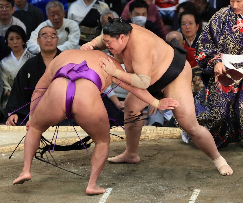 ＜大相撲九州場所13日目＞阿炎（右）は叩き込みで尊富士を破る（撮影・岸　良祐）