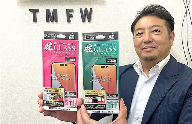 新商品をアピールする伊藤社長