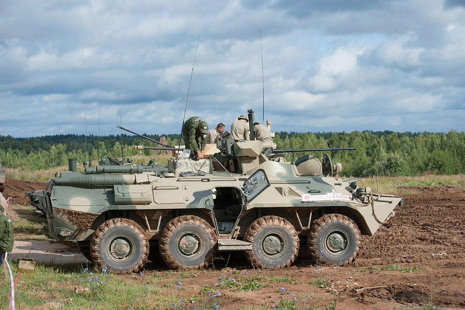 ロシア軍のBTR-82A装甲兵員輸送車。2017年8月、ロシア西部モスクワ州アラビノの演習場（Andrey 69 / Shutterstock.com）