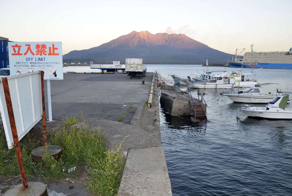 男性が引き上げられた岸壁＝６日午後５時１５分ごろ、鹿児島市城南町