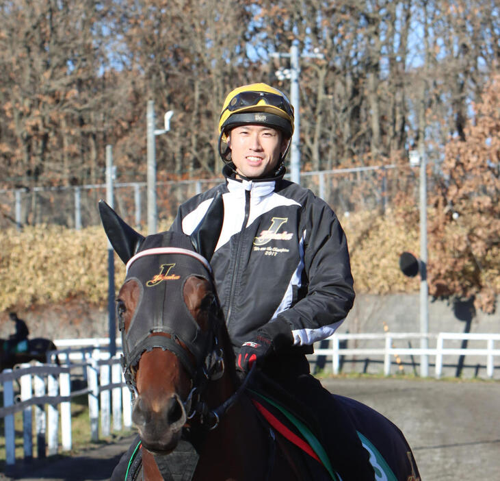 門別競馬場で調教に励む渡辺騎手（撮影・奥村晶治）