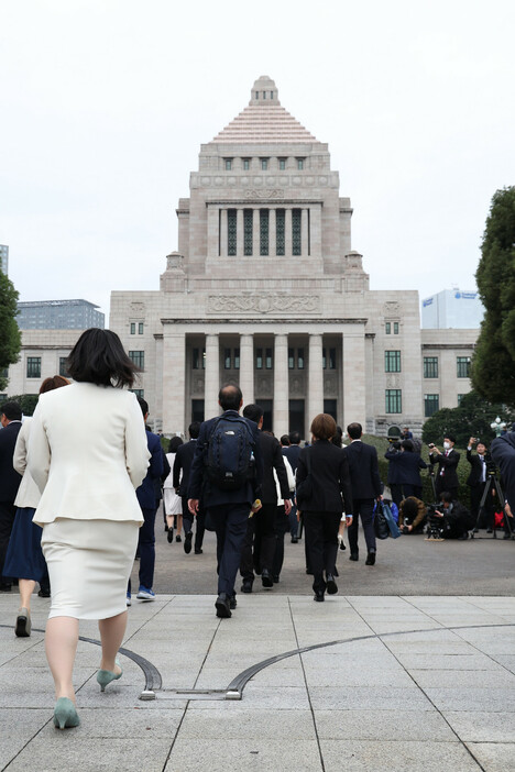 特別国会が召集された１１日、先月の衆院選で初当選を果たした新人議員らが初登院した。「票に応えたい」「責任を実感している」。異例の「少数与党」となった国会に向け、おのおのが新たな決意を胸に歩を進めた。