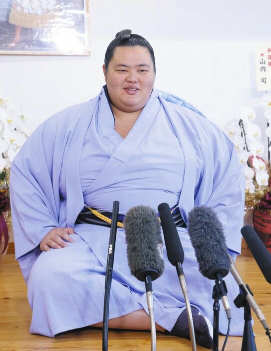 初優勝から一夜明け、記者会見する大関琴桜