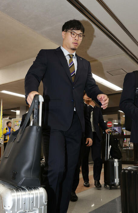 高知龍馬空港に到着した阪神佐藤輝（撮影・前田充）