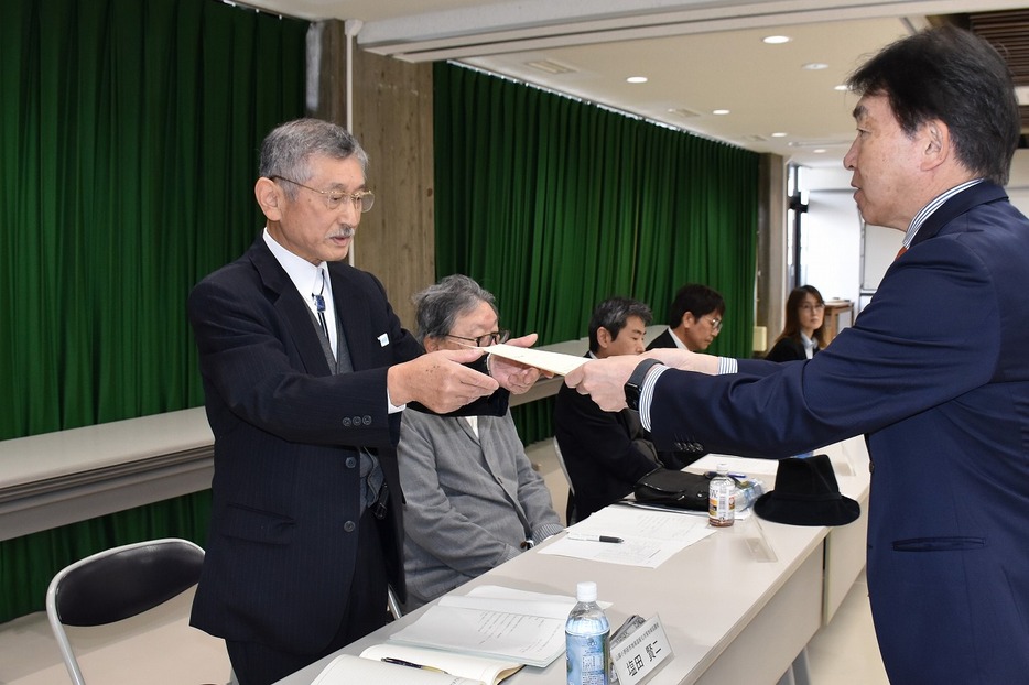 委嘱状を受け取る塩田さん（左、市役所で）