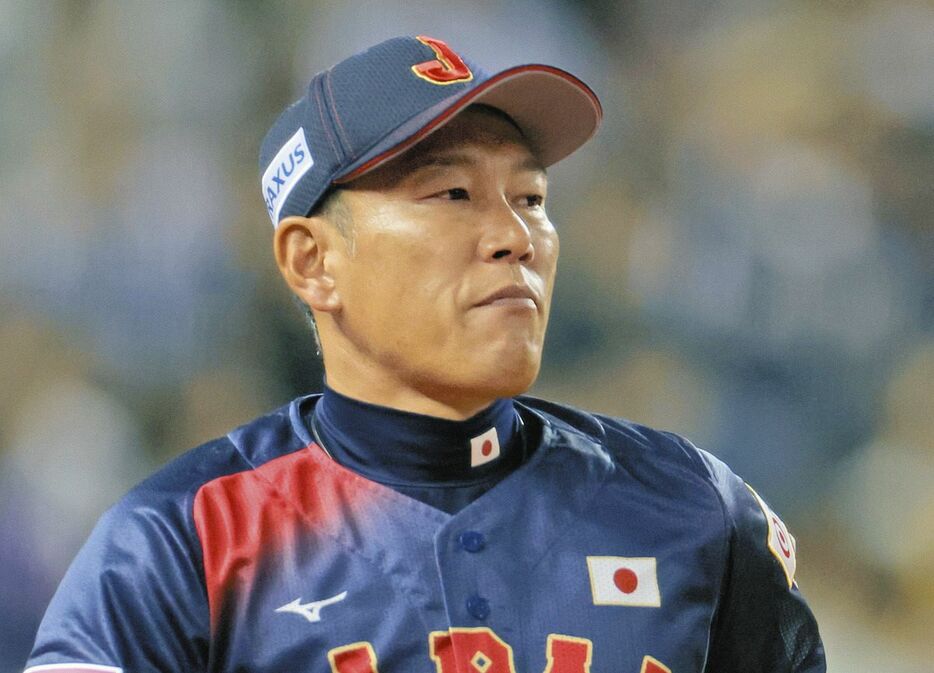 台湾に勝利し、ナインのもとに向かう井端監督