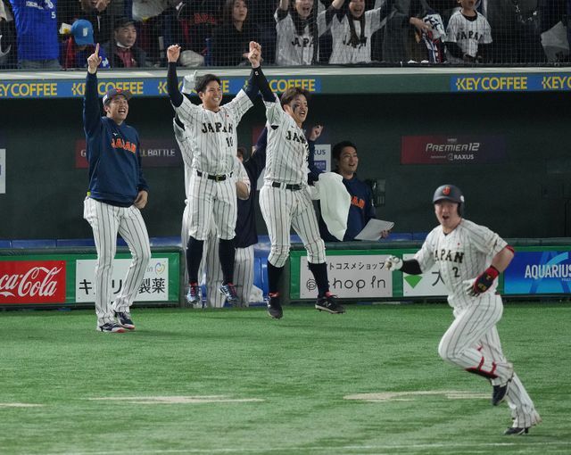 牧選手の一打にベンチも大喜び(写真：日刊スポーツ/アフロ)