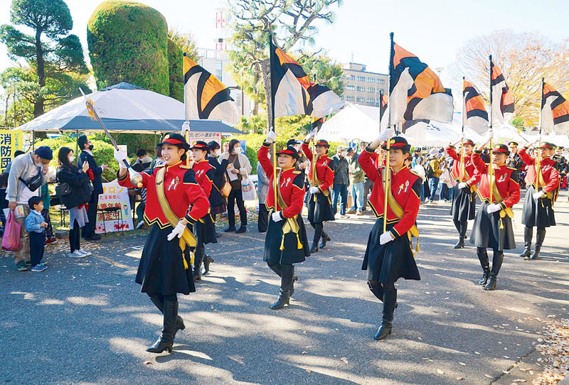 2022年の「県民の日」に行われた県警音楽隊のパレード＝さいたま市浦和区の埼玉県庁