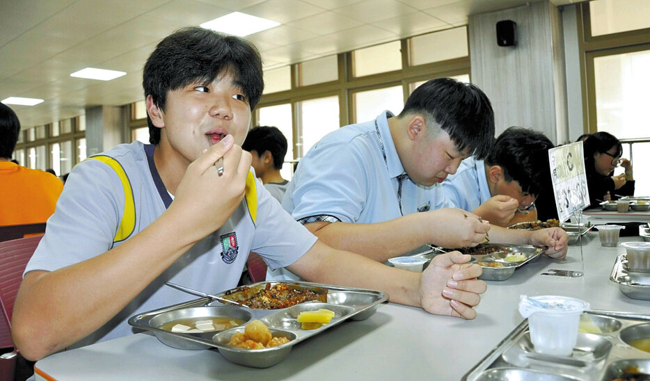 地元産食材で作られた給食をおいしそうに食べる華城中学校の生徒たち（10月16日、韓国・京畿道華城市で）＝今泉遼撮影