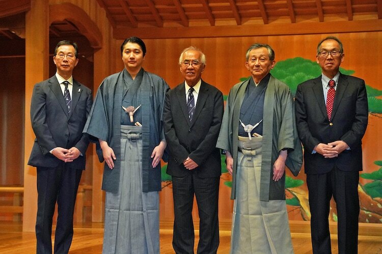 左から井上潤、観世三郎太、樺山紘一、観世清和、中村雅之。