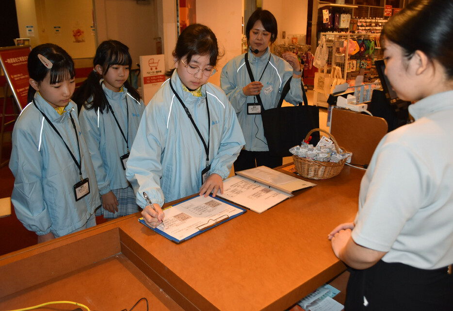 東京都江東区の子ども向け職業体験型テーマパーク「キッザニア東京」で１１日、税務調査などを体験できるイベントが始まった。「税を考える週間」に合わせ、一般社団法人「東京法人会連合会」などが毎年開催。