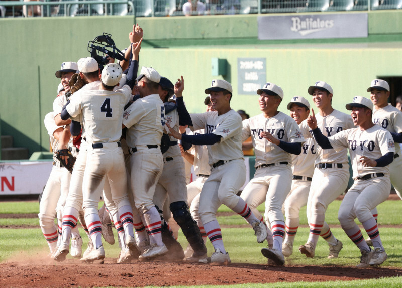 【智弁和歌山－東洋大姫路】優勝を決め喜ぶ東洋大姫路の選手たち＝ほっともっとフィールド神戸で2024年11月4日、西村剛撮影