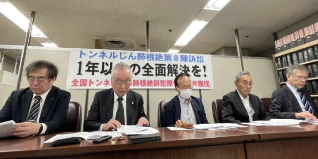 会見を開いた小野寺利孝弁護団長（左から2人目）ら