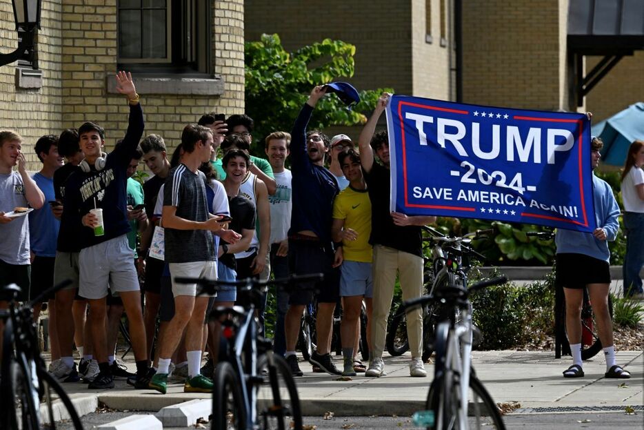 インディアナ州のノートルダム大学でトランプ支持の横断幕を掲げる学生たち（先月5日）　Craig Hudson-REUTERS