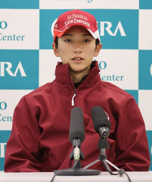 会見する坂井瑠星騎手＝栗東トレセン（撮影・安部光翁）