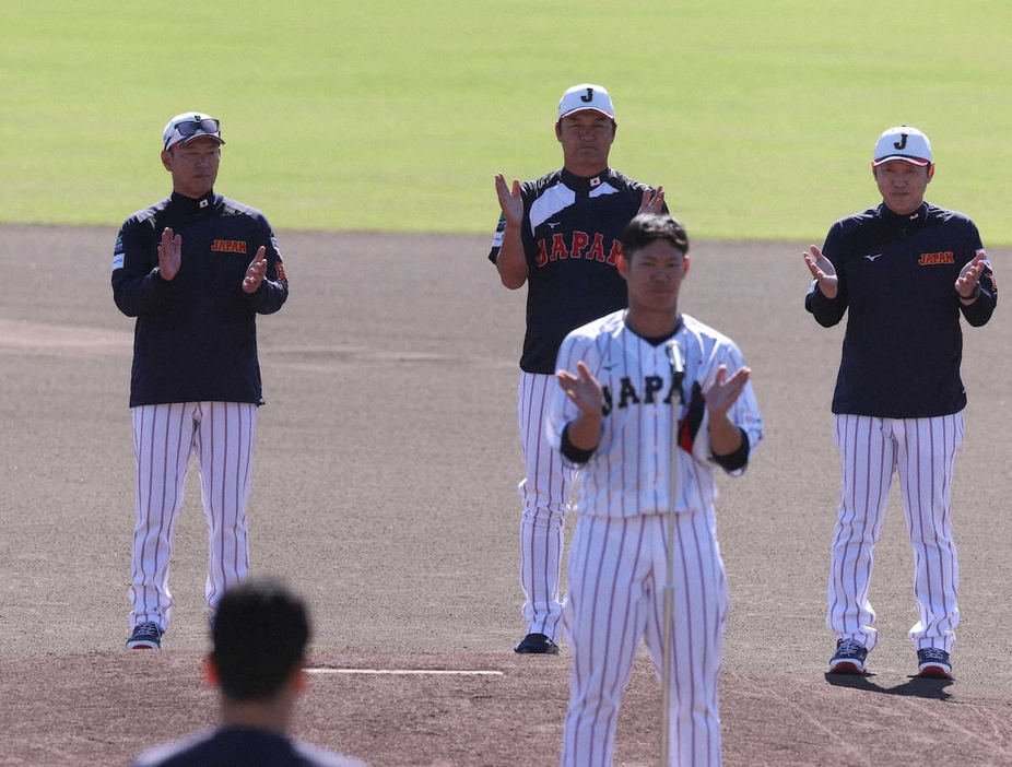 一本締めをする井端監督（左端、中央手前は坂倉）＝撮影・岸　良祐