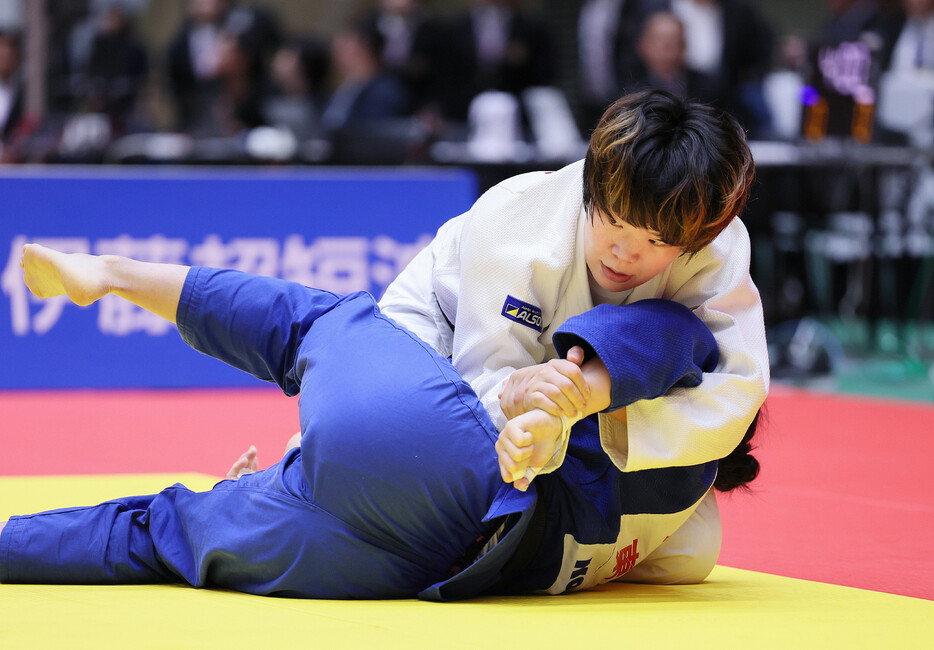 柔道の講道館杯全日本体重別選手権第１日は２日、群馬・高崎アリーナで女子７階級が行われ、７８キロ級は２０１６年リオデジャネイロ五輪代表の梅木真美（上）が制した。