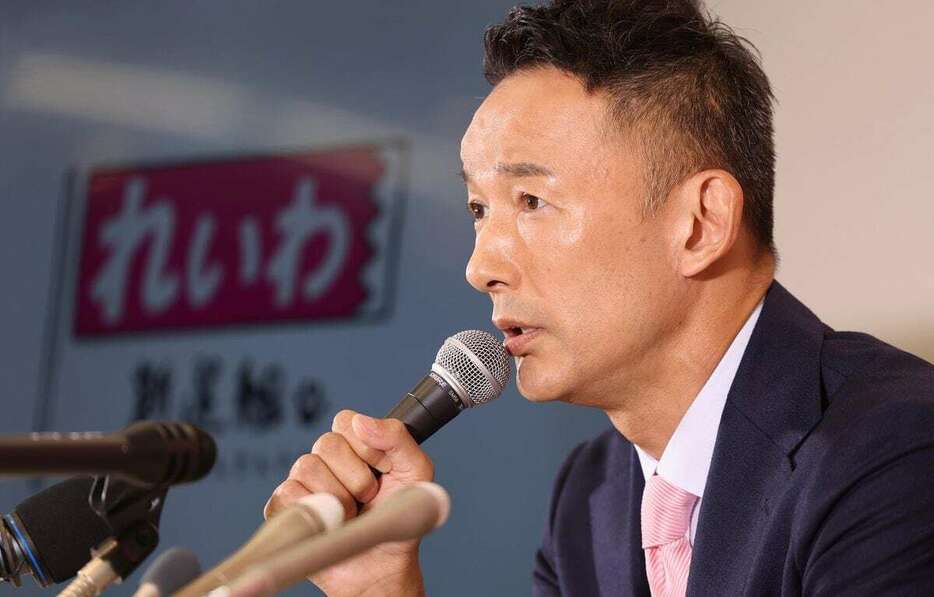 衆院選の開票に臨んだ山本太郎氏＝10月27日夜、東京都新宿区（川口良介撮影）