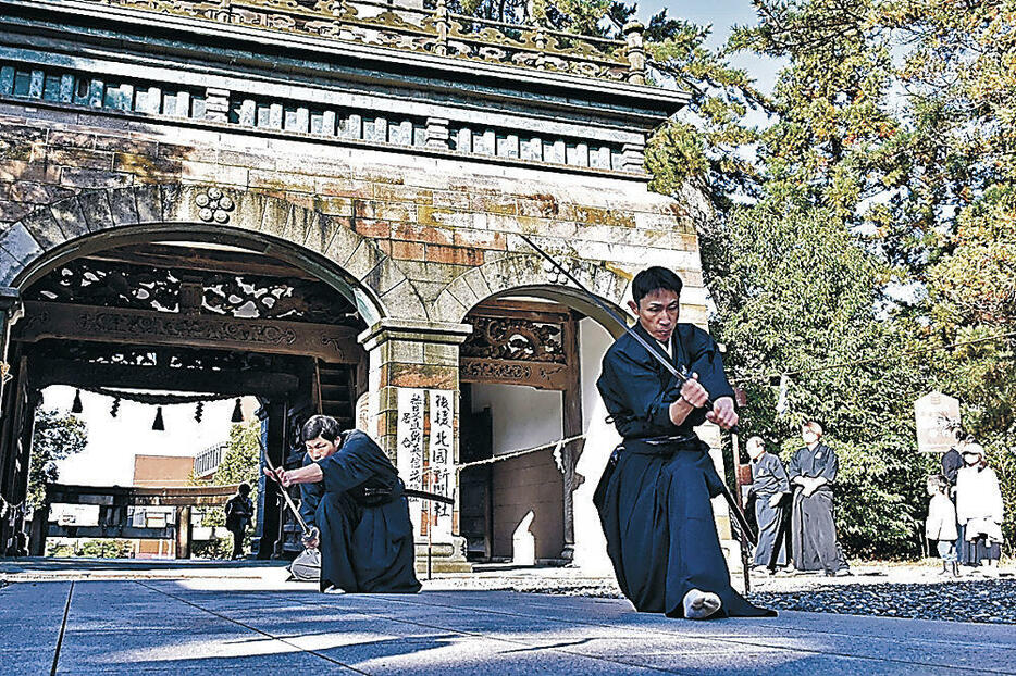 神門前で奉納の演武を行う門下=尾山神社