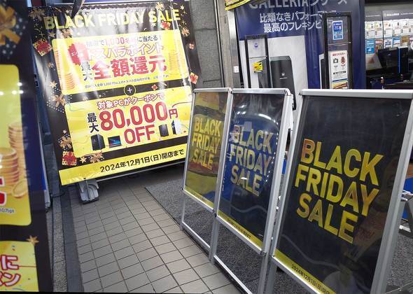 ドスパラ秋葉原本店の入り口。「BLACK FRYDAY SALE」の看板が目立つ