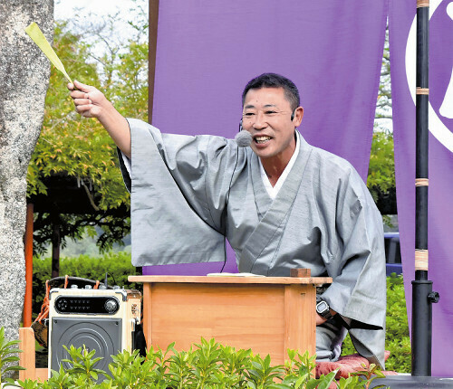 自作の講談を熱演する南風さん（大津市で）