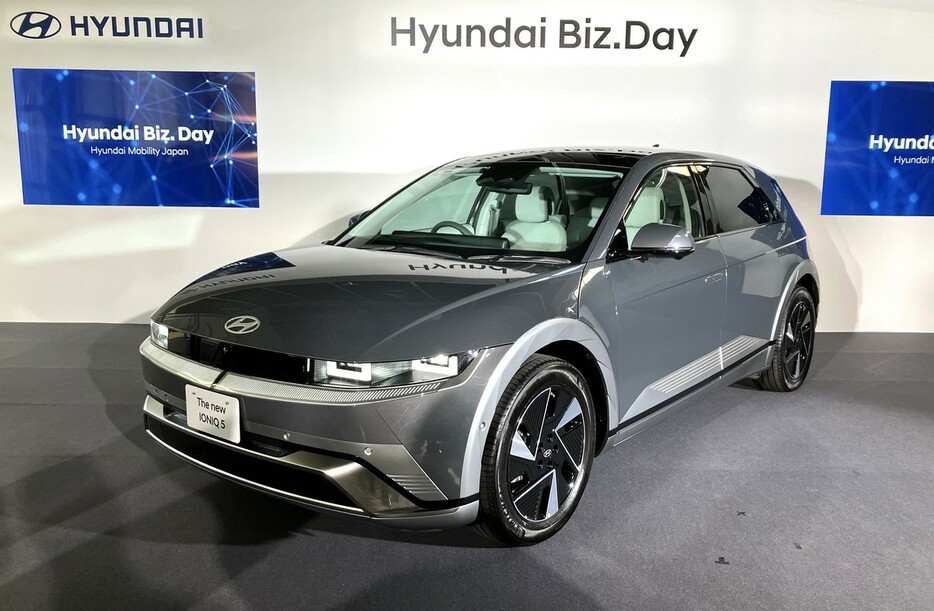 発表されたヒョンデの改良新型「ＩＯＮＩＱ（アイオニック）５」＝８日、横浜市