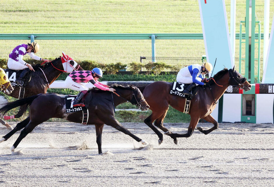 霜月Sを制したロードフォンス（右）と大野拓弥騎手（撮影・鈴木正人）