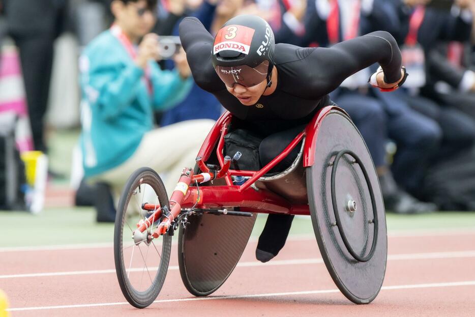 大分国際車いすマラソンの最終トラックを走る中国のジン・ホァ選手（撮影：越智貴雄）