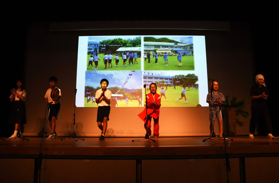 劇や踊りを通じて集落の文化を体現した瀬戸内町子ども島口・伝統芸能大会＝9日、鹿児島県瀬戸内町