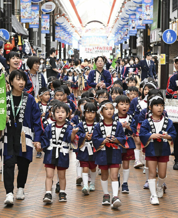 「火の用心」と声を出す子どもたち＝沼津市