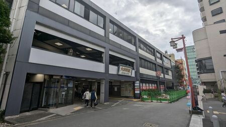 今回歩く"住むとちょっといい街"は「大師前」。写真に写る大師前駅は都内23区では珍しい無人駅だが、そうとは思えないくらい立派な構えが特徴だ（筆者撮影）