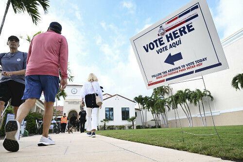 米大統領選の投開票日を迎え、大勢の有権者が行き交う投票所（１１月５日、米フロリダ州、帖地洸平撮影）