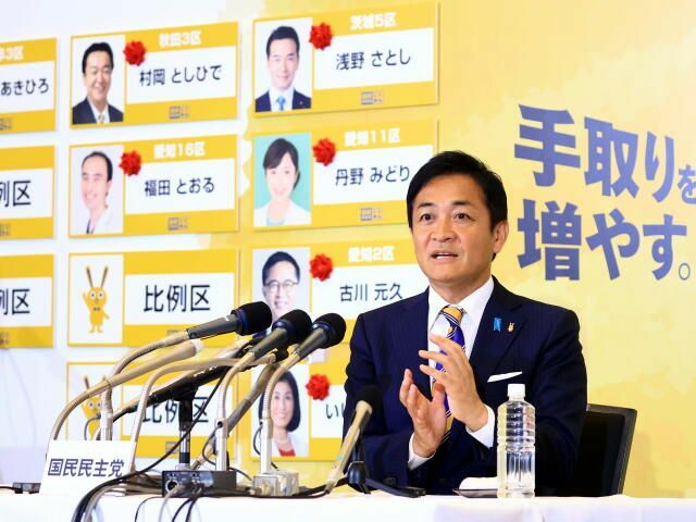 記者会見で質問に答える国民民主党の玉木雄一郎代表＝2024年10月28日午前0時19分、東京都新宿区、長島一浩撮影