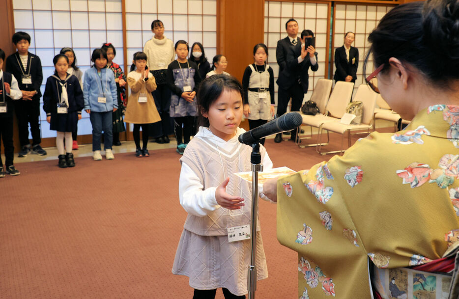 「百人一首文化子ども観光大使」の認定証を受け取る小学生たち（大津市神宮町・近江勧学館）