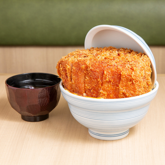 月島店のみで提供されている「焼きカツ丼 数量限定 極厚（リブロース600g）」。特上のさらに上の極厚！