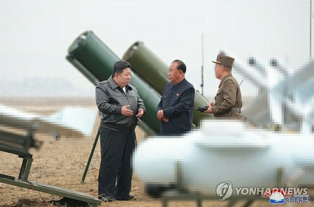 朝鮮中央通信は15日、金正恩氏（左）が14日に自爆型無人機の性能試験を視察したと報じた＝（朝鮮中央通信＝聯合ニュース）≪転載・転用禁止≫