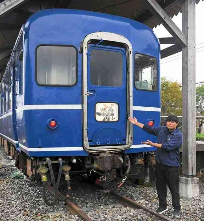 ブルートレインたらぎの正面に描かれた青春鉄道の登場人物＝1日、多良木町