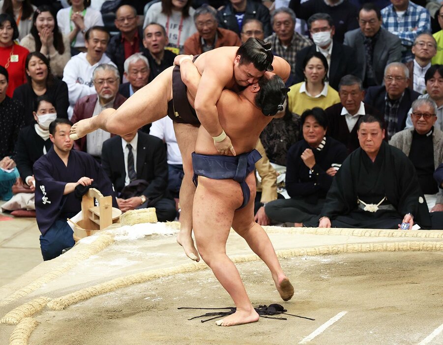 優勝がかかる豊昇龍(右)に豪快につりだされてしまった霧島