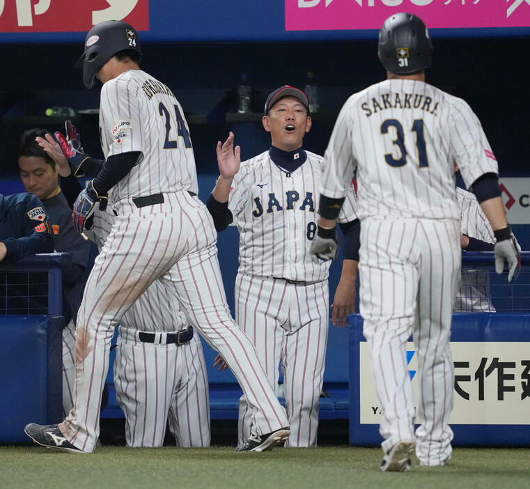 日本対オーストラリア　4回裏日本1死二、三塁、相手失策により追加点を得て笑顔を見せる井端監督（中央）（撮影・垰建太）